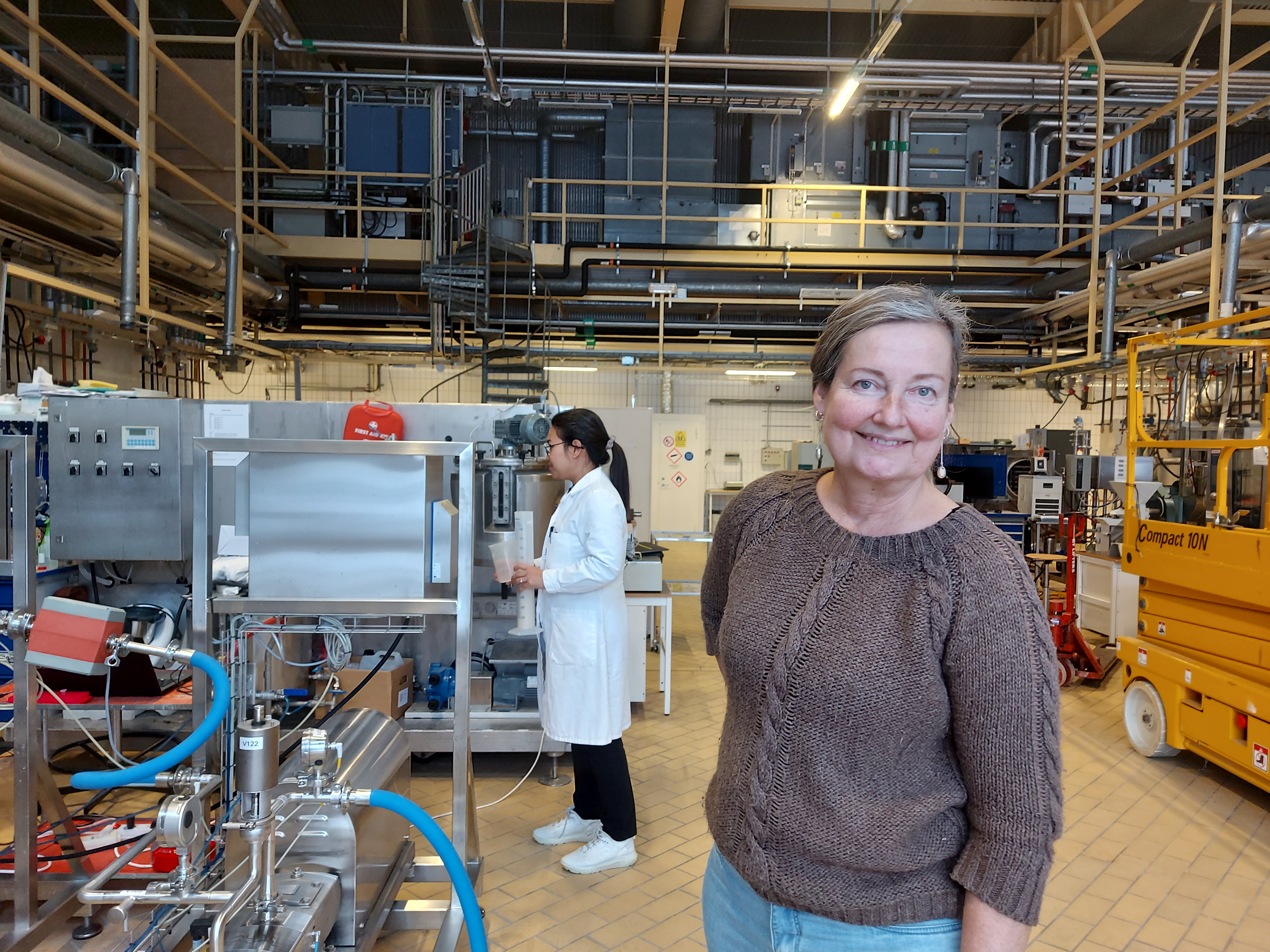 Eva Nordberg Karlsson står i ett stort labb