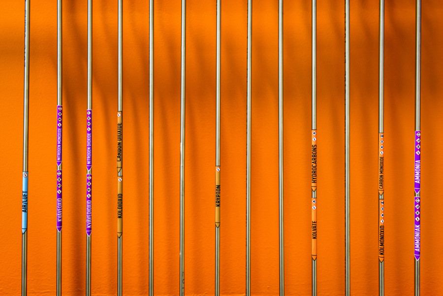 Rör för transport av gaser till spektroskopistrålröret Balder vid Max IV. Rören syns mot orange bakgrund. Foto: Kennet Ruona