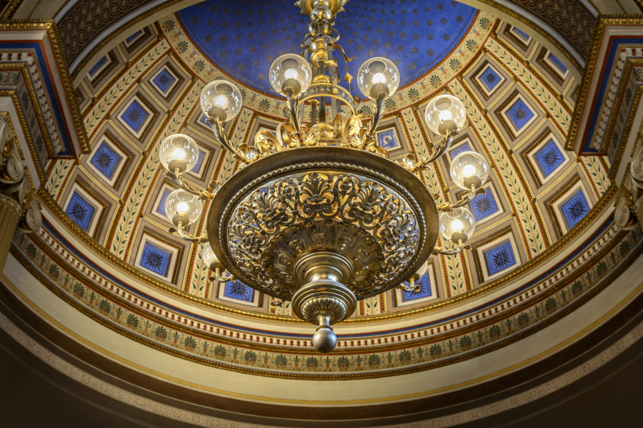 Innertaket i Universitetshusets aula, rikt dekorerat i blått och guld. Foto: Kennet Ruona