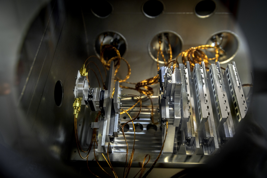 Diagnostikdel som ser ut att vara i guld och silver från NanoMax på Max IV. Foto.
