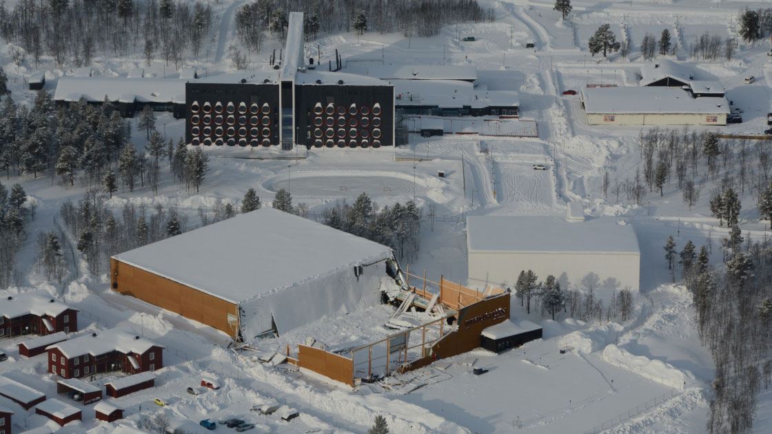 Flygbild på den raserade Tarfalahallen i Kiruna.