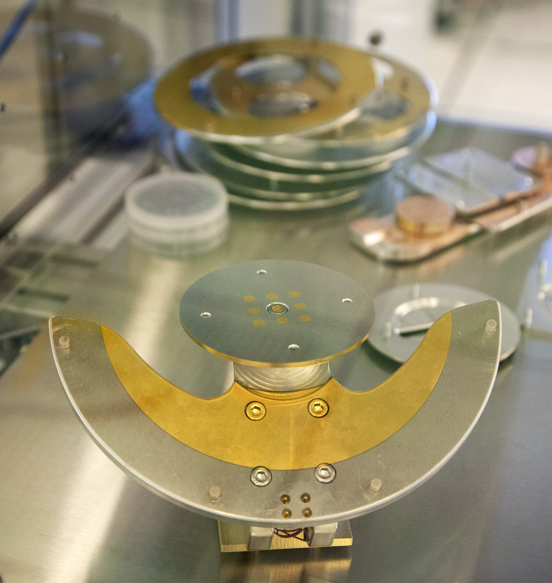 Skärliknande verktyg i silver och brons i renrummet på Lund Nano Lab. Foto.