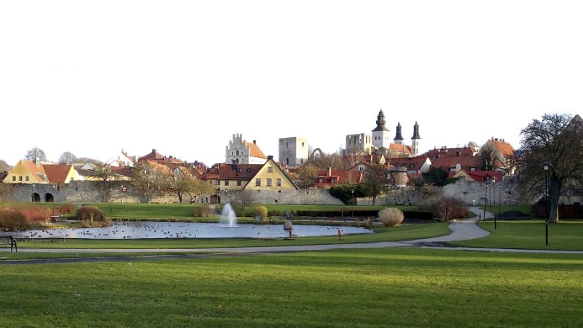 A park in Visb with buildings in the background. Photo.