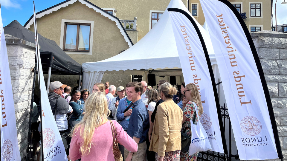People in front of the university's tent site in Almedalen. Photo.