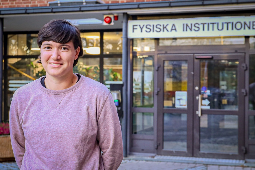 Anne-Lise Viotti in front of Fysicum.