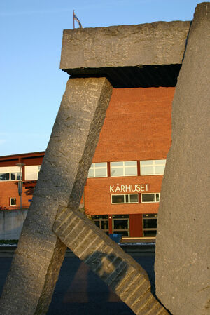 Stenskulptur framför Kårhuset. Foto.