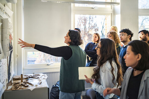 Studenter och lärare har undervisning inom arkitektur. Foto: Johan Persson