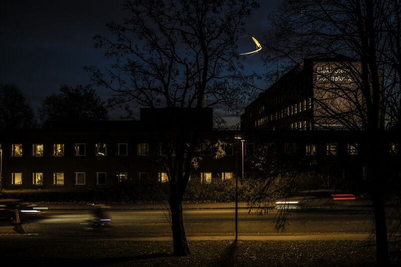 Skulptur utomhus i mörker. Foto.