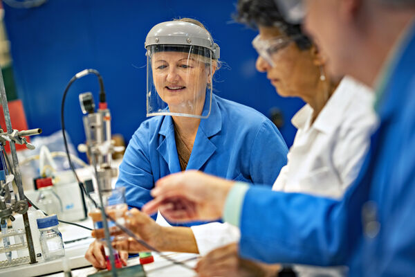 Tre forskare arbetar i ett labb.