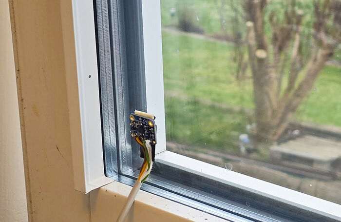 Mätare som sitter på ett fönster. Foto.