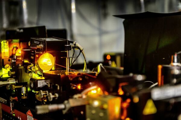 Lighting bulbs and lasers at the laserlab at LTH.