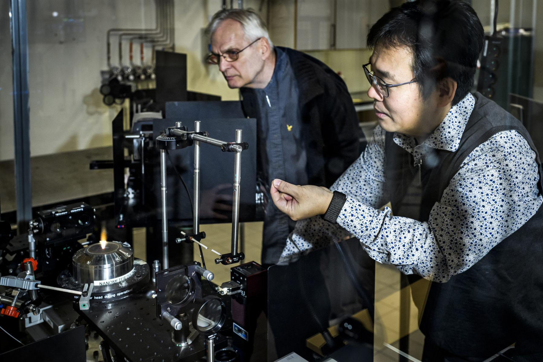 Marcus Aldén och zhongsan Li I labbet där de förbränner aluminium