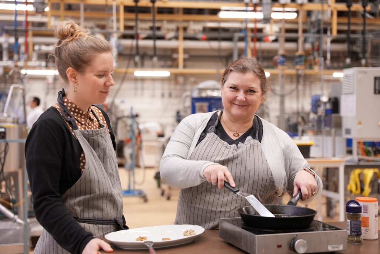 Karolina Östbring och Jeanette Purhagen steker biffarna som labbats fram på Kemicentrum.