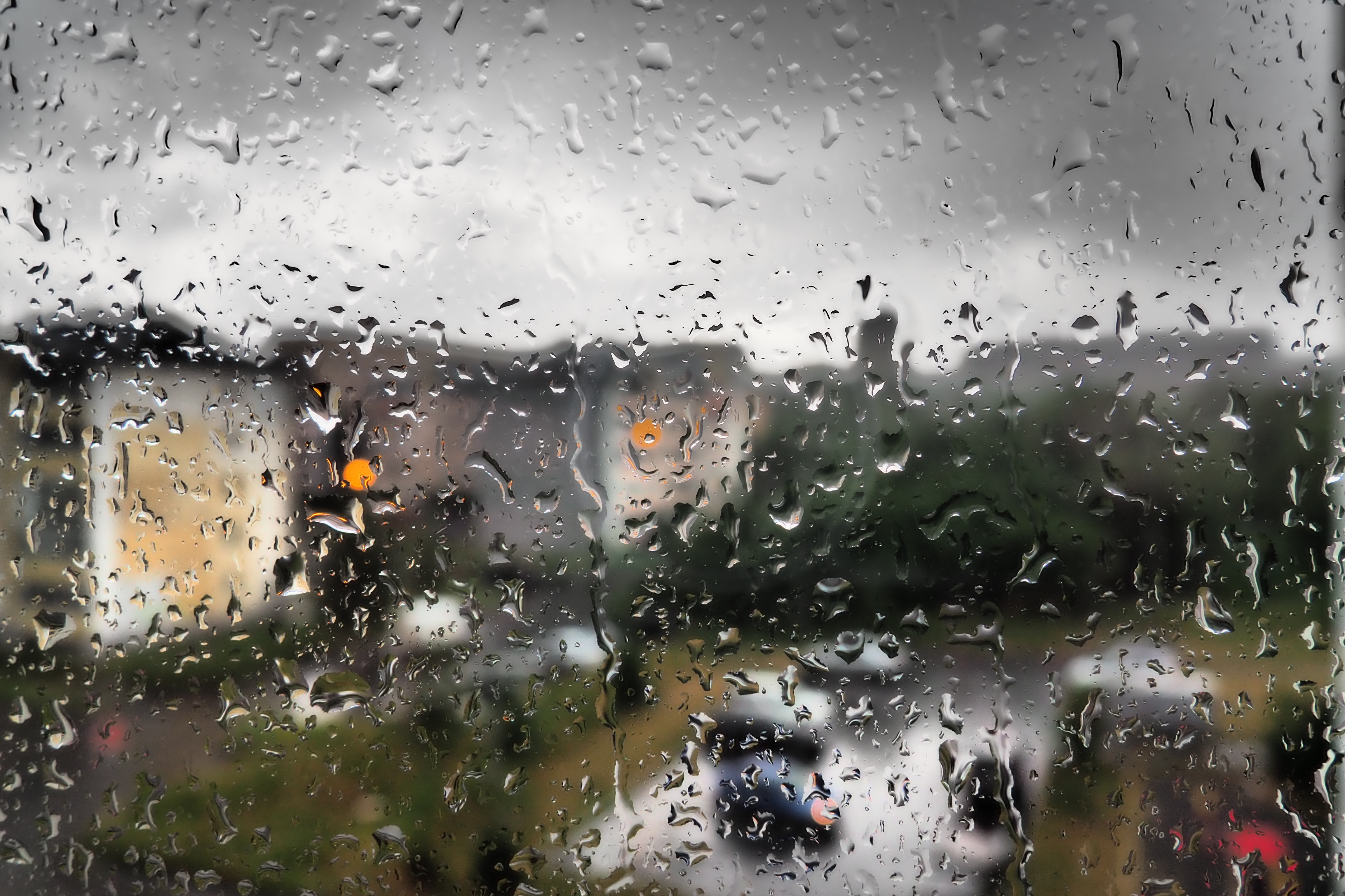 Regn på fönster i stad. Foto: MostPhotos