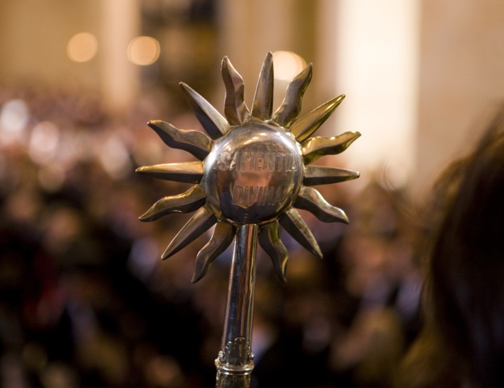 Metal sun on top of a staff. Photo. 