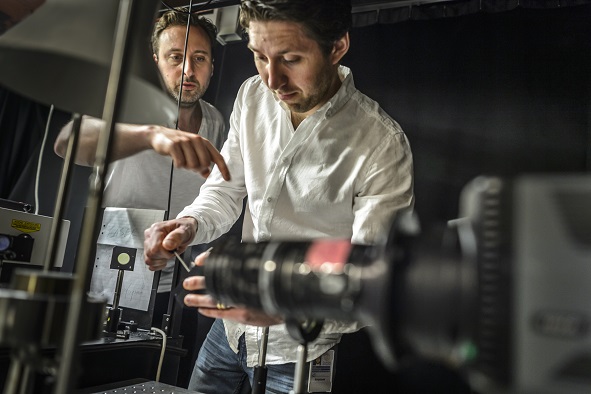 Two researchers in lab. Photo.