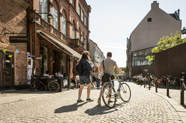 Students walking in Lund. Photo.