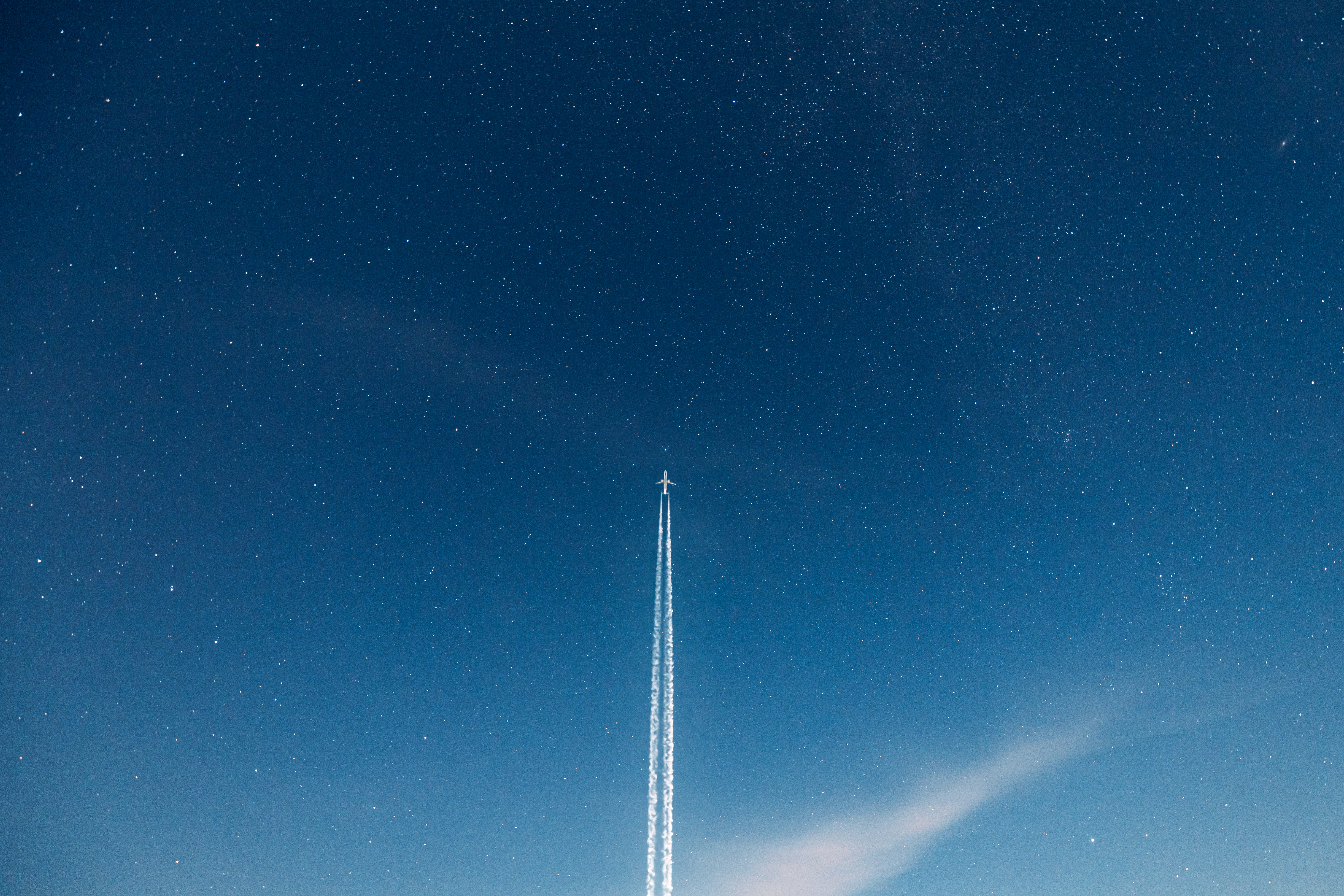 blå himmel med flygplan