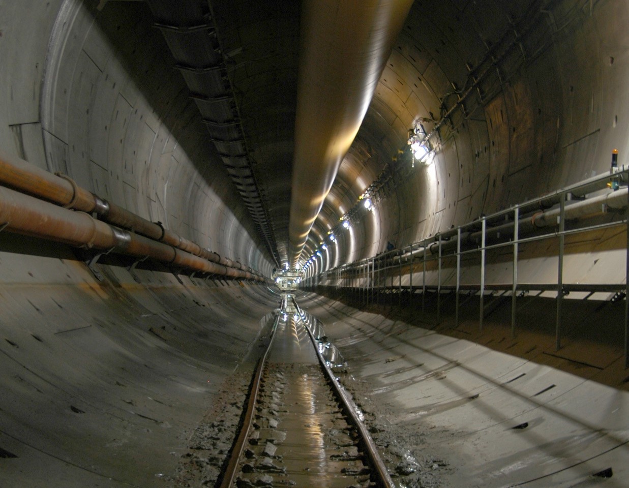 Tunneln i Hallandsåsen, ett järnvägsspår ligger delvis under vatten. Foto.