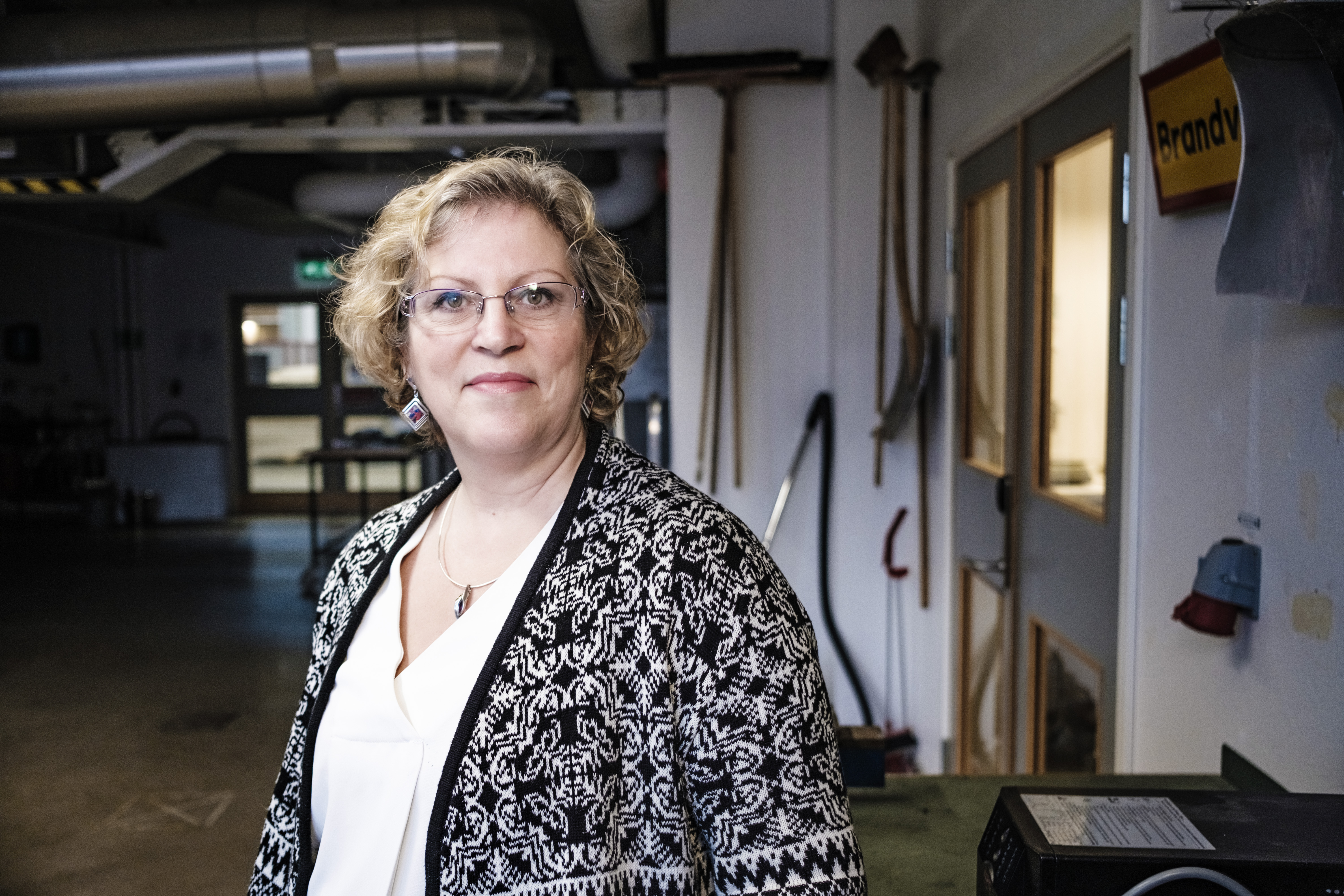 Margaret McNamee, professor i brand och miljö vid LTH, i verkstadsmiljö. Foto: Håkan Kogg Röjder
