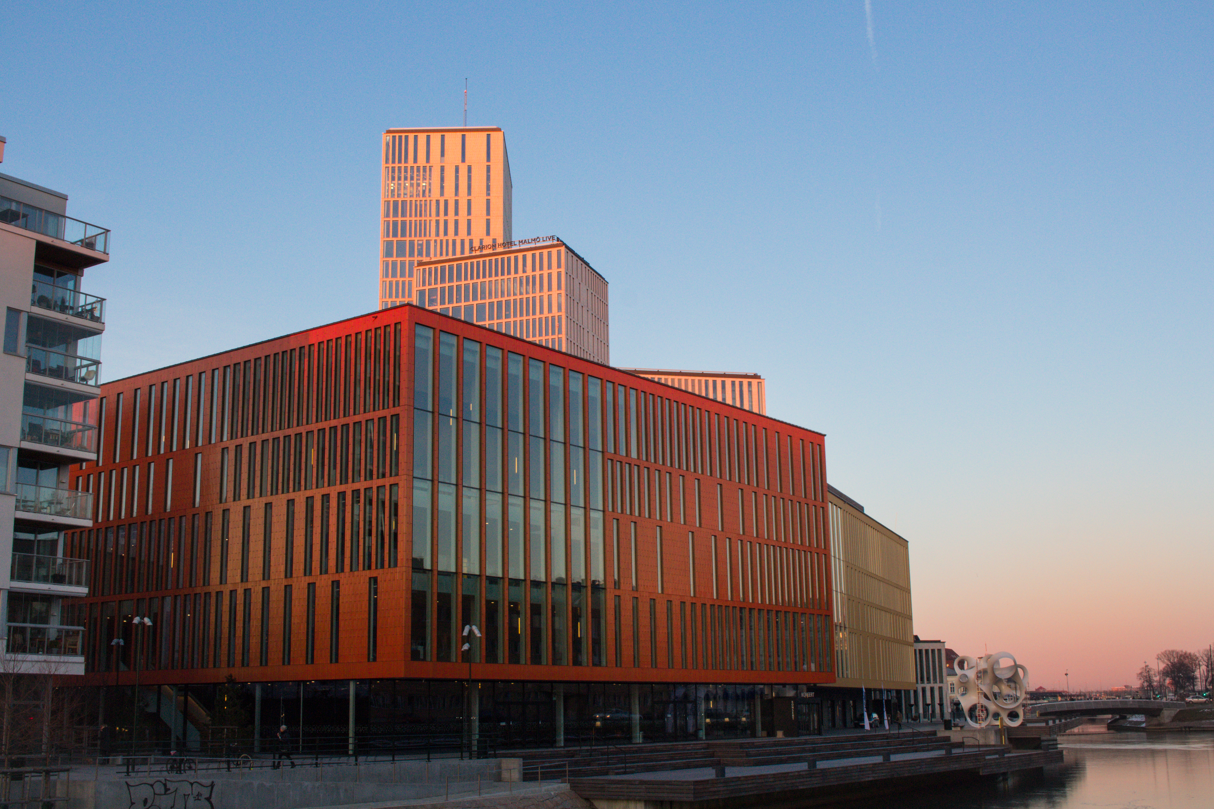 Malmö Live under blå himmel.