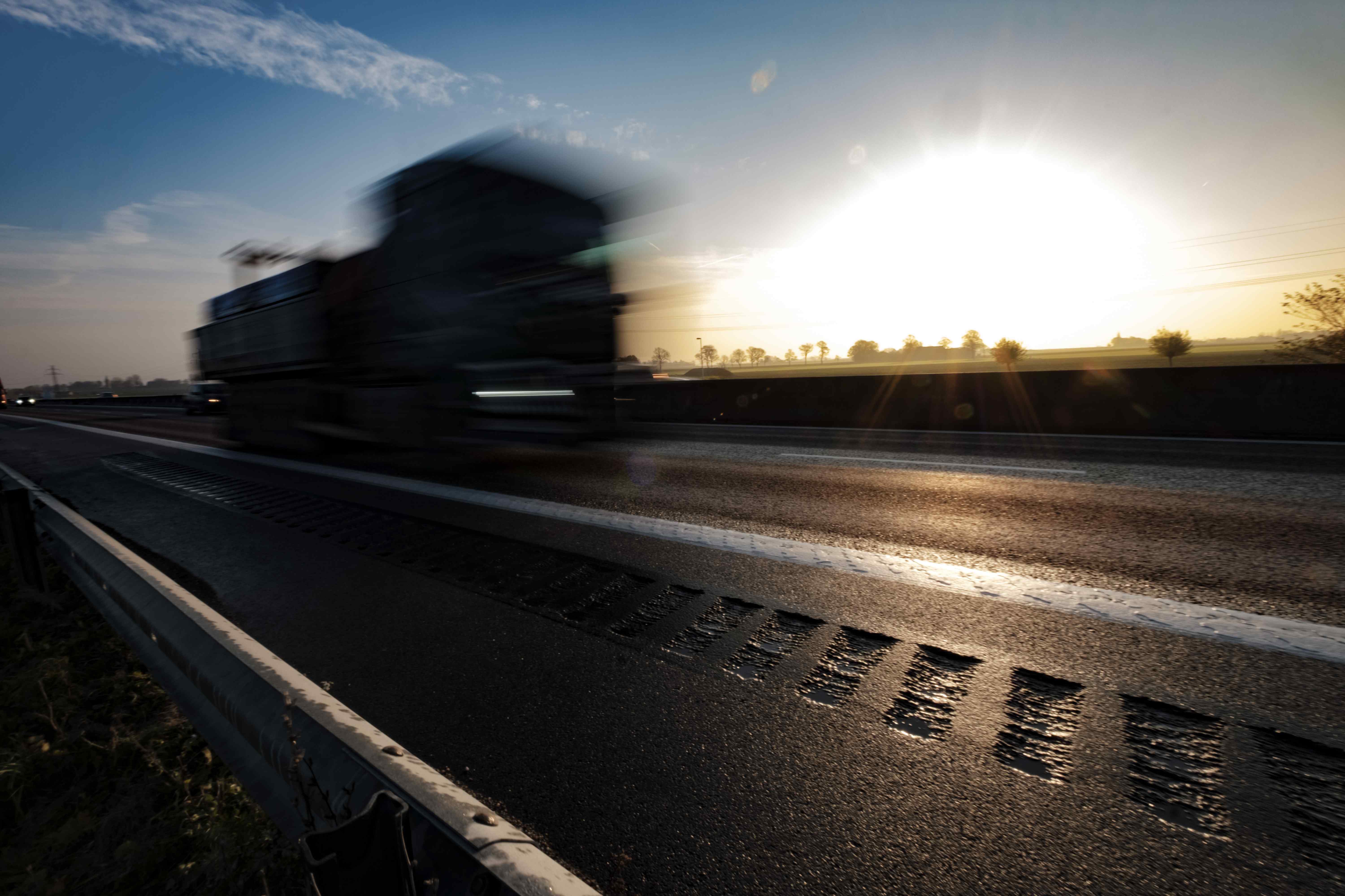 Kan oljeberoende brytas och fossilfrihet uppnås? Trafik på motorväg, under grynings- eller skymningshimmel. Foto av Håkan Röjder.
