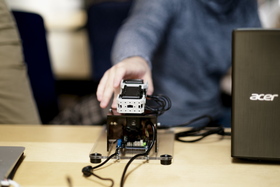 Studentprojekt på LTH:s robotlabb. Foto Håkan Röjder Modellbygge av bil i miniatyr, på LTH:s robotlabb. Foto.