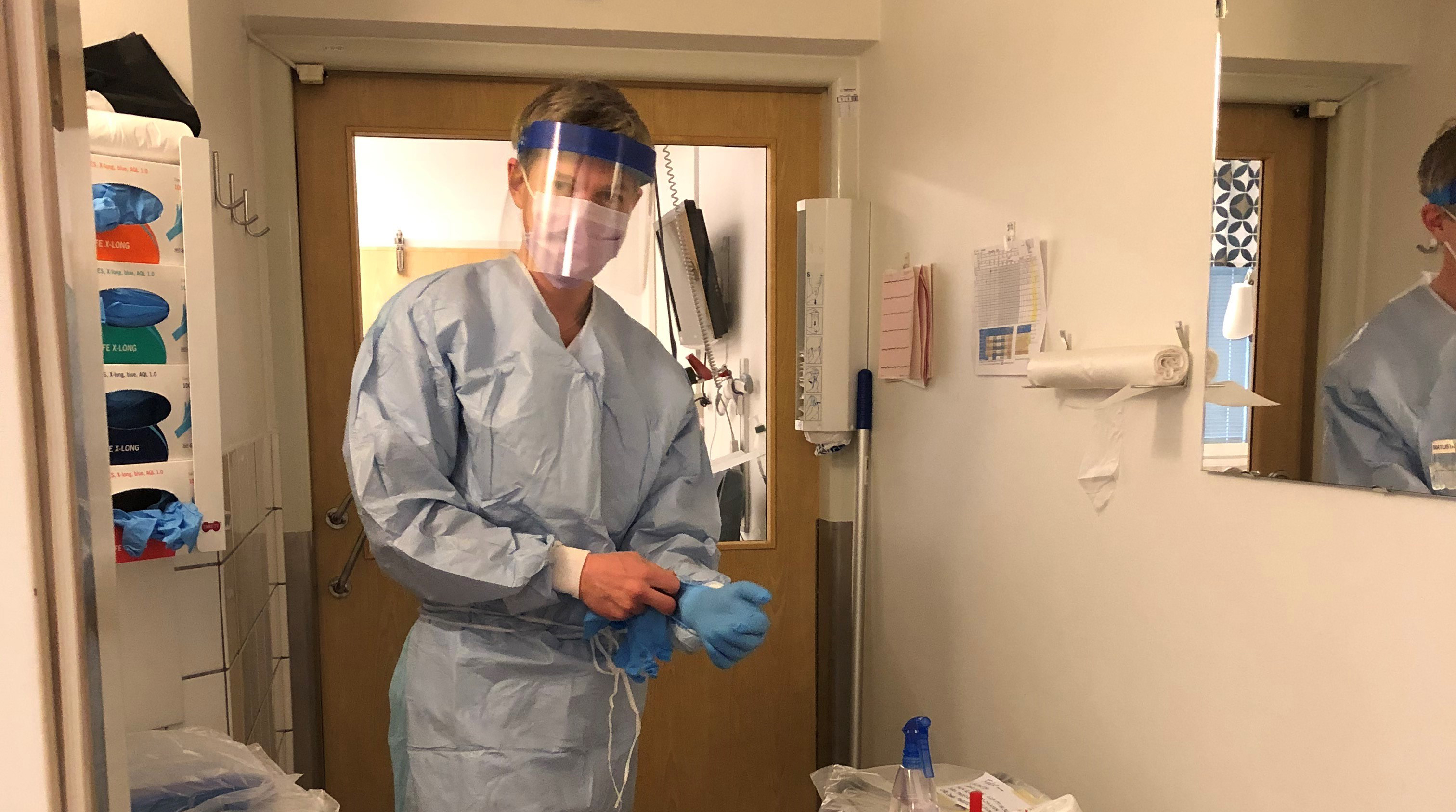 Under luftmätningarna har Jakob Löndahl och hans forskarkollegor på sig samma skydd som personalen som vårdar coronapatienter – munskydd, visir för ansiktet, handskar och skyddsförkläde. Foto: Sara Thuresson
