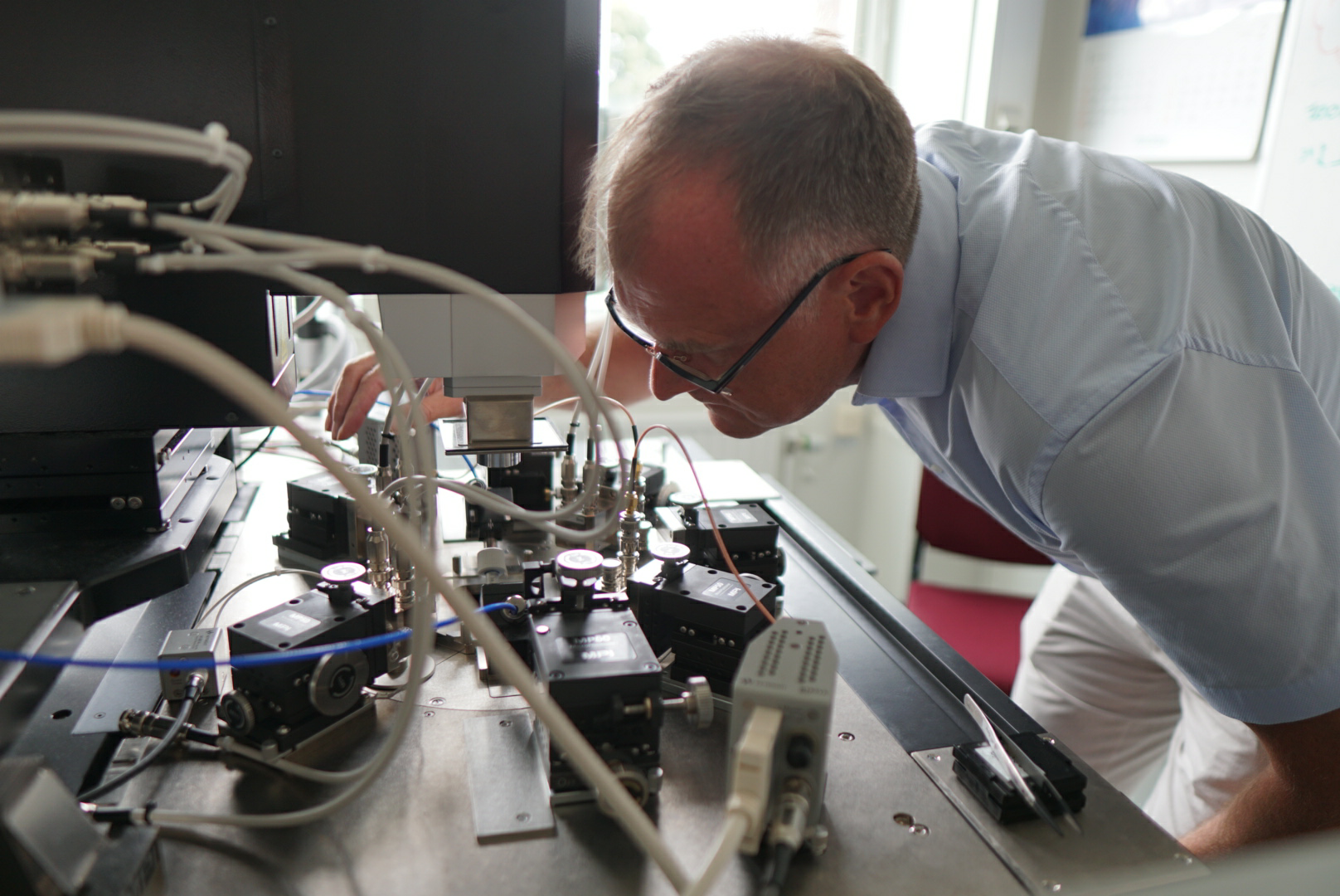 Lars-Erik Wernersson tittar på labbutrustning. Foto.