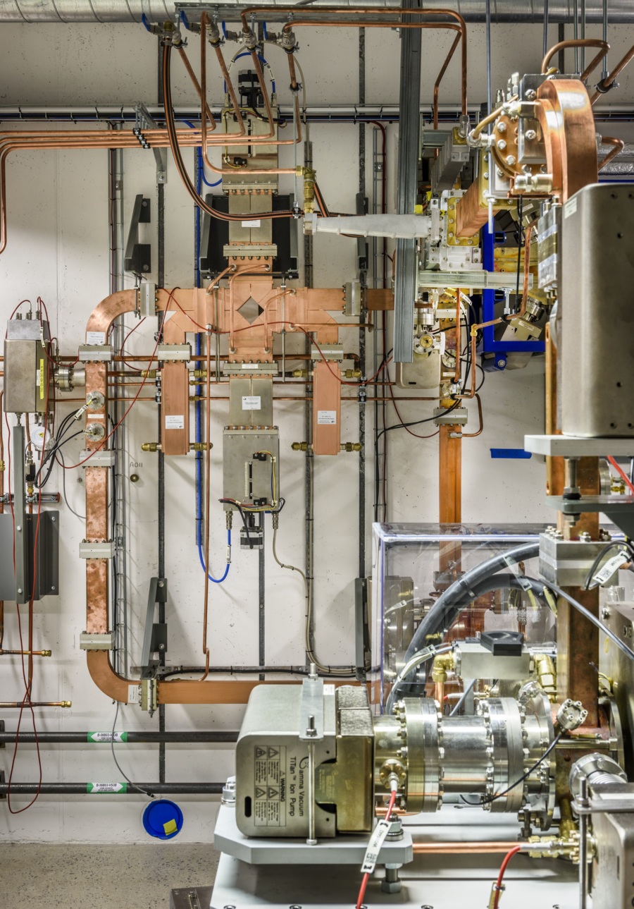 Vågledaren som förser elektroacceleratorn på Max IV med energi i form av radiovågor. Foto.