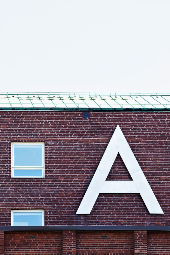 A-husets tegelfasad med stort a i metall. Foto.