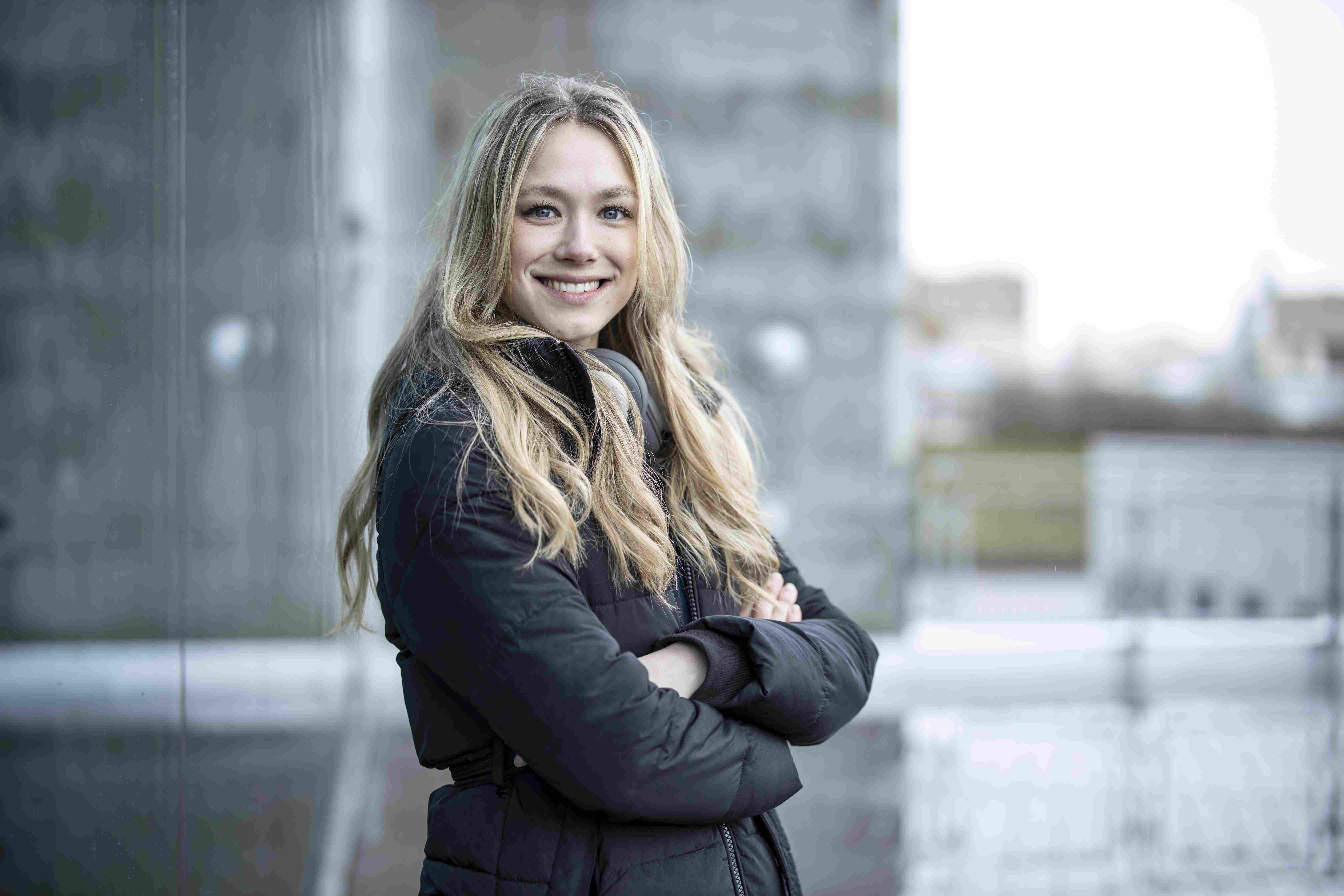 Matilda Andersson i svart täckjacka, porträttfoto i halvfigur.