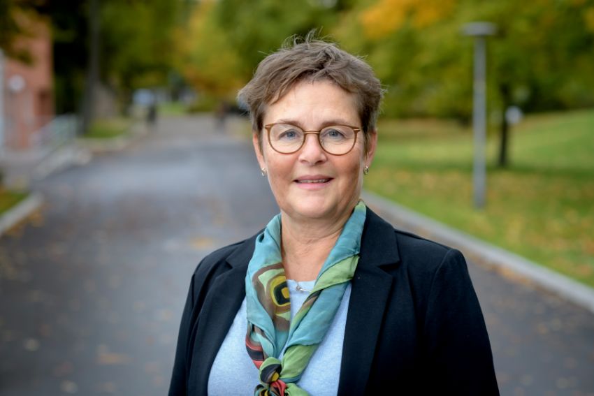 Porträttfoto Annika Olsson på LTH:s campus nära Kårhuset.