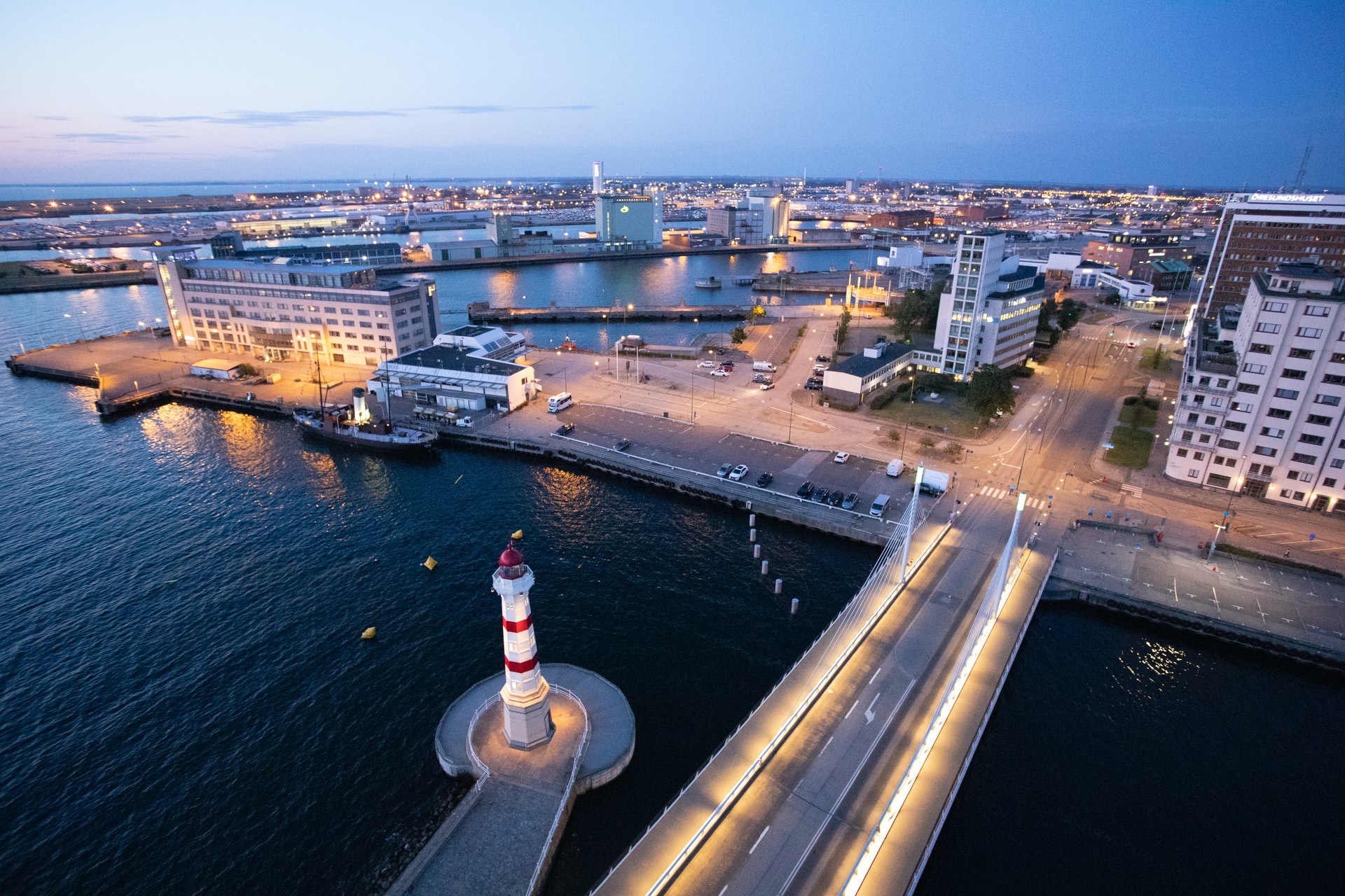 Vy över Malmö stad och vatten från ovan, kanske i skymning, om inte gryning. Foto.