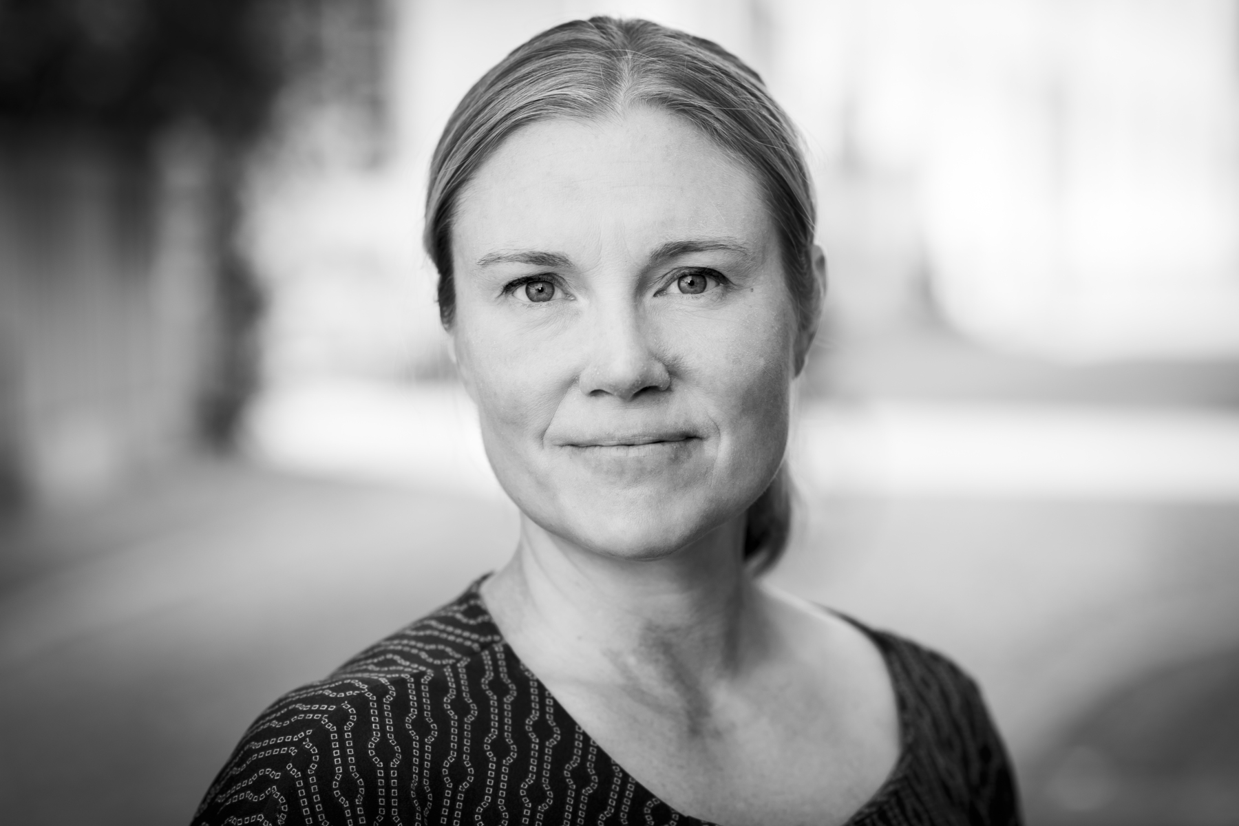 Svartvitt porträttfoto, Hanna Isaksson.