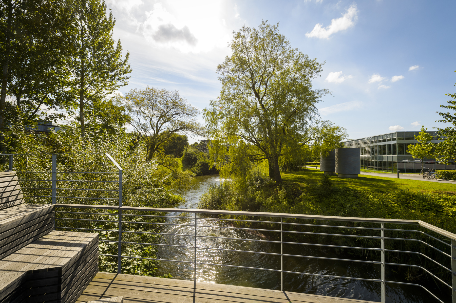 An empty bench with a view of the lake "Sjön" on LTH's campus in Lund. Photo.