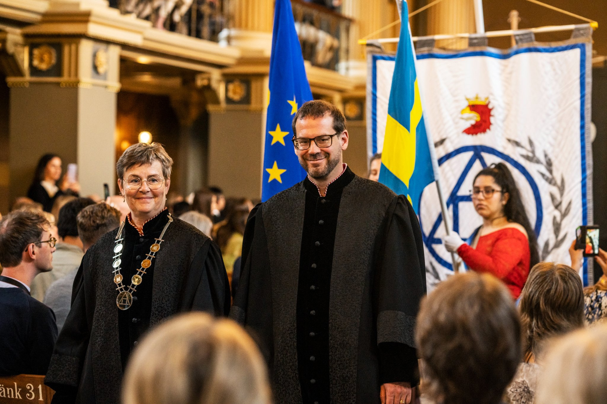 LTH:s rektor Annika Olsson och vice rektor Kristofer Modig på LTH:s examenshögtid i maj 2022. Två personer i akademisk kåpa.