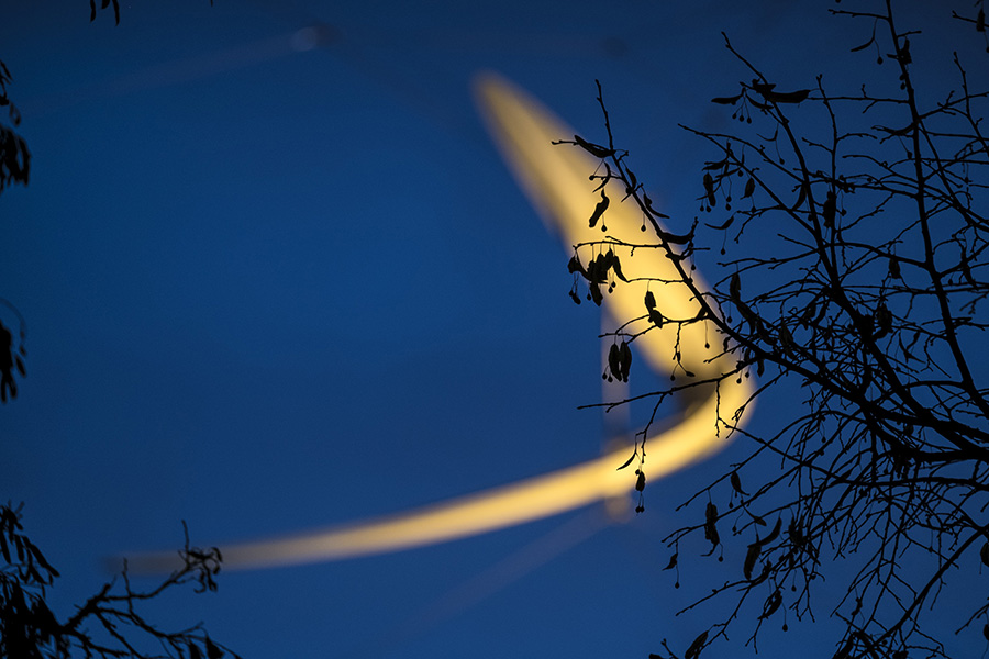 Mörk himmel över LTH och en gul bomerang. Foto.