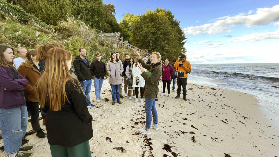 En grupp människor på en strand. Foto.