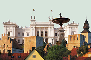 Kollage med Lunds universitets huvudbyggnad och en stadsvy av Visby.