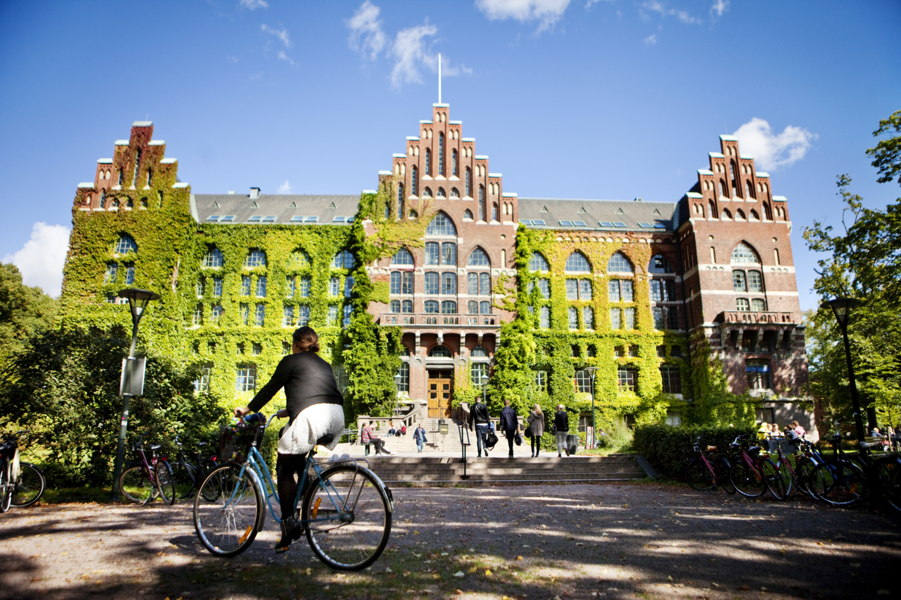 Cyklist framför höstlikt UB3, Universitetsbiblioteket.