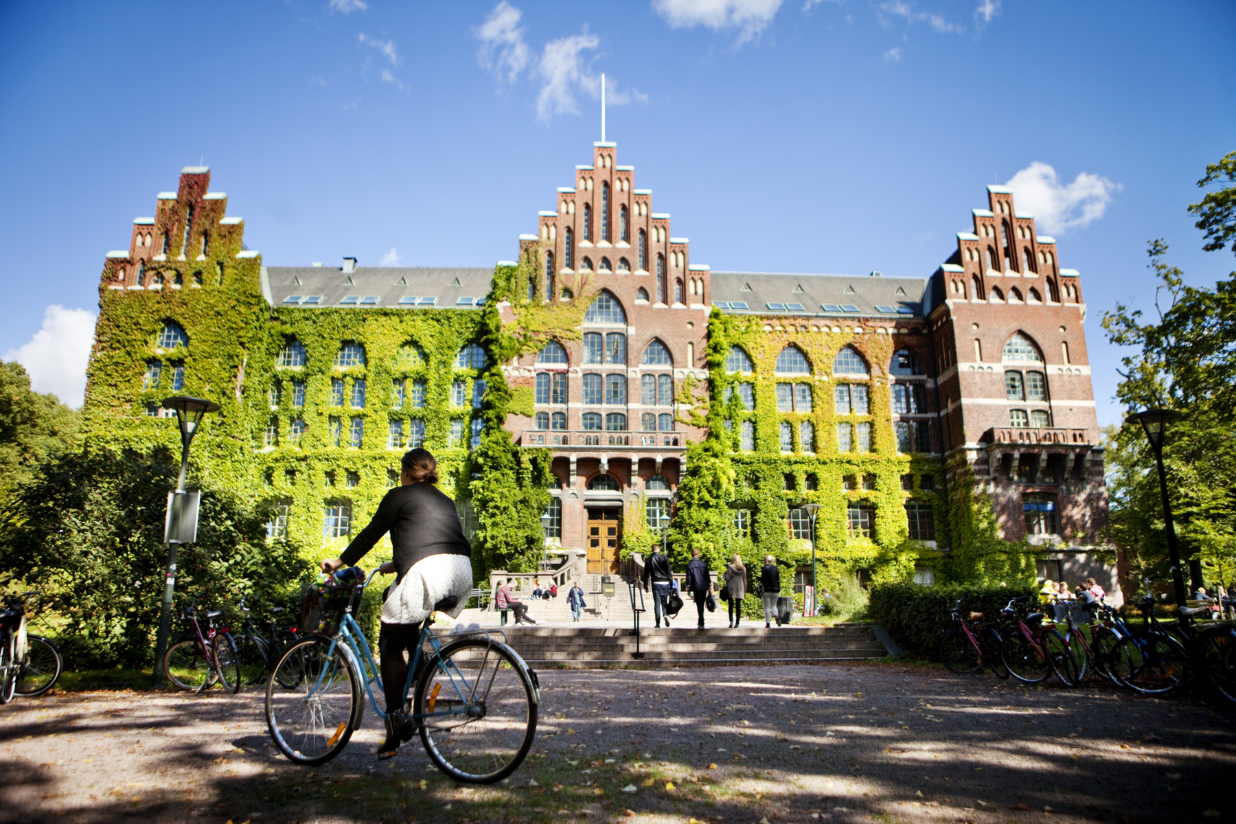 A woman on a bike in front of the University library, Universitetsbiblioteket, UB3.