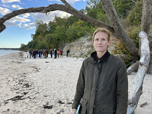 Caroline Hallin på en strand. Foto.