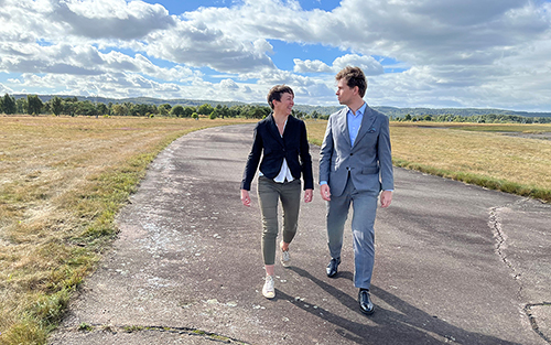 Elna Heimdal Nilsson och Johan Bergström promenerar på en asfalterad väg. Foto.
