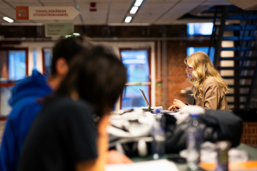 Students studying around a table at LTH.