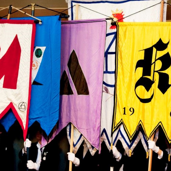 LTH-sektionernas flaggor under Examenshögtid i Universitetsaulan.