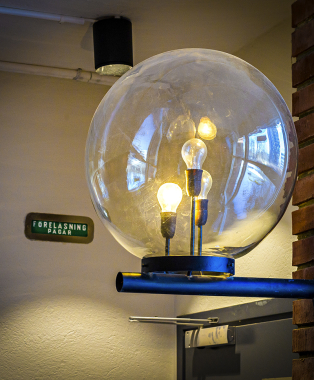 Cirkelformad glaslampa. Foto.