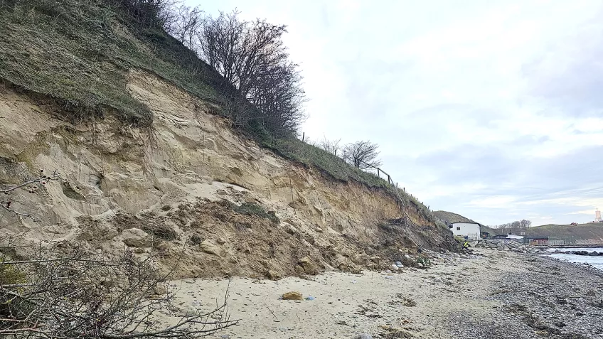 En hårt eroderad strand. Foto