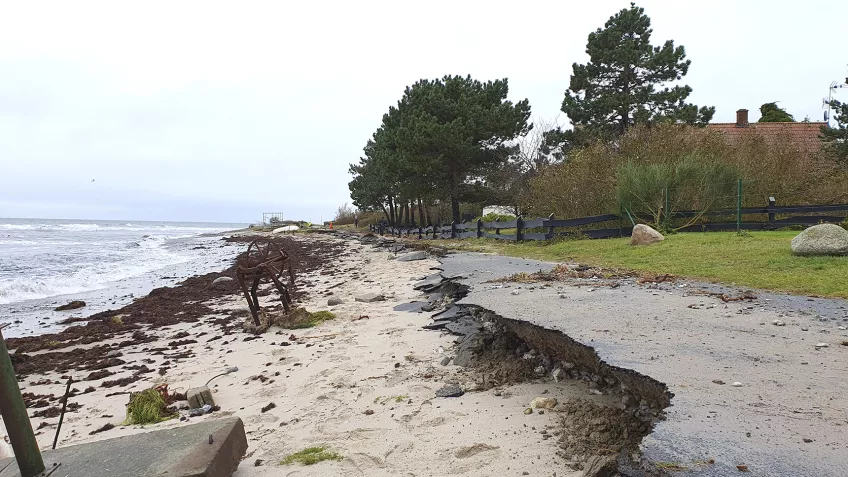 An eroded beach. Photo.