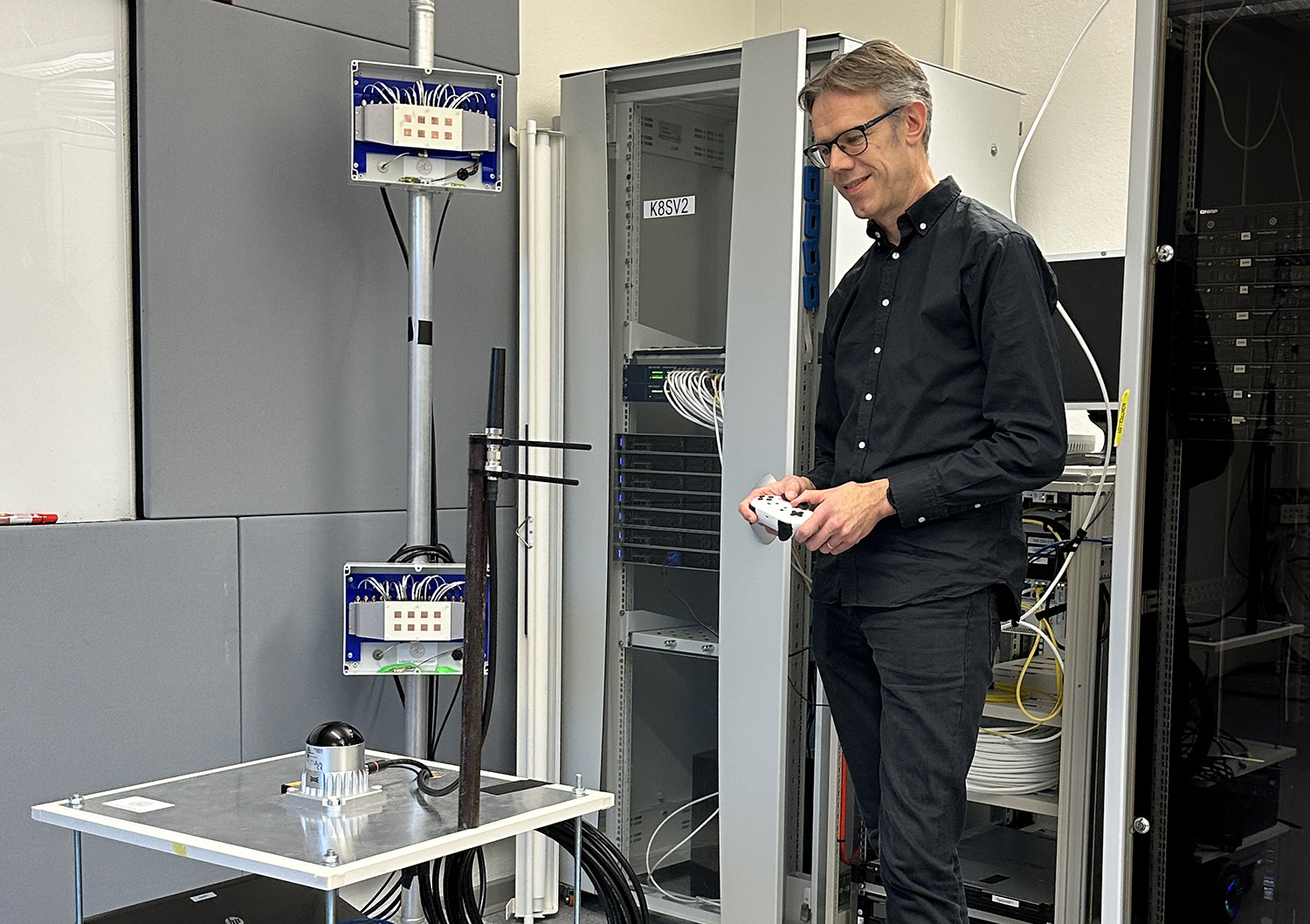 Fredrik Tufvesson styr tekniken i 6G-labbet på LTH. Foto.